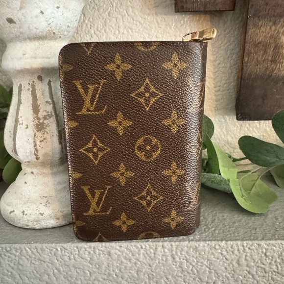 LOUIS VUITTON
Monogram Canvas Porte Papier Zipper Wallet - Picture 3 of 17